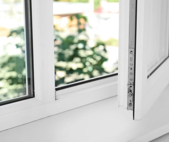 fenêtre ouverte blanche à Nice Antibes Cannes